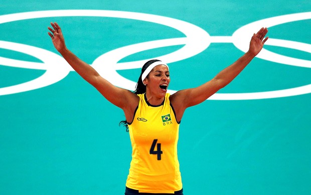 Paula Pequeno na partida de vôlei do Brasil contra os Estados Unidos  (Foto: Reuters)