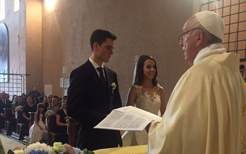 Papa Francisco surpreende ao realizar casamento de brasileira no Vaticano |  Mundo | G1