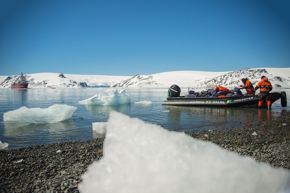 Pesquisadores da UnB embarcam rumo à à ilha Deception, na Antártica, em janeiro de 2018  (Foto: Marcelo Jatobá/UnB)