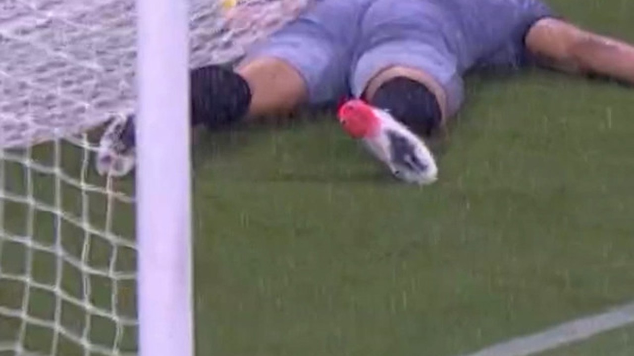QUE FALHA! Goleiro Pablo tenta encaixar e a bola passa entre as pernas no gol do Inter