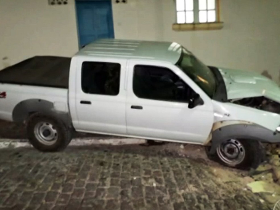 Carro do prefeito bateu em muro após ele ser atingido por disparos de arma de fogo. (Foto: Blog Macajuba Acontece)