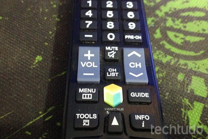 Acesse os aplicativos da TV ao apertar o botão Smart Hub (Foto: Gabriel Ribeiro/TechTudo)