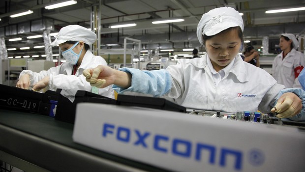 Funcionários trabalham na linha de montagem da fábrica Foxconn na cidade de Shenzhen, na China (Foto: Getty Images)