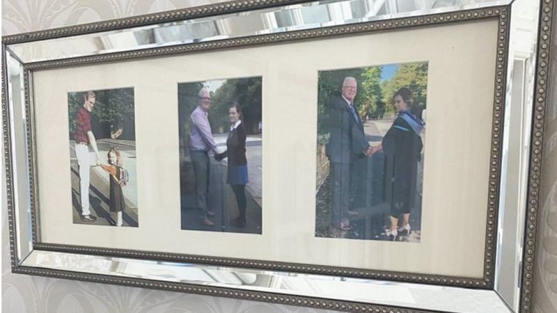 As fotos também foram emolduradas na casa da família (Foto: Reprodução/BBC)