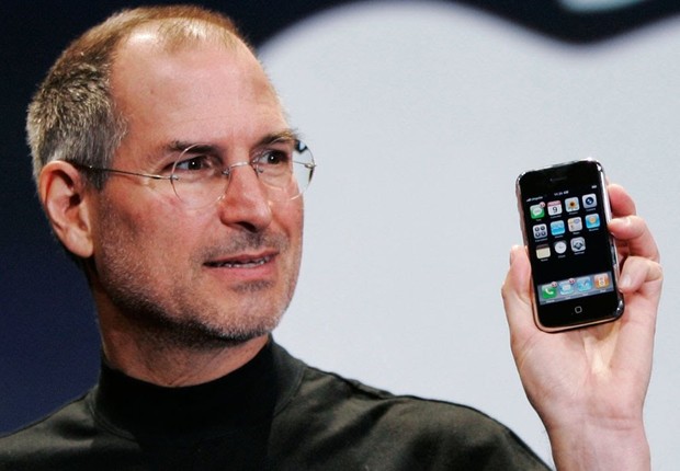 Steve Jobs no lançamento do primeiro iPhone, em 2007 (Foto: Reprodução/Twitter)