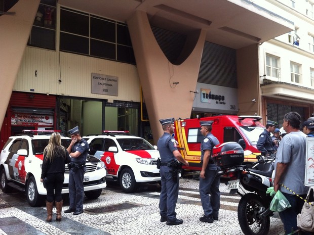 Policiais no lado de fora do prédio de escritórios na Rua Barão de Itapetininga, no Centro de São Paulo (Foto: Paula Paiva Paulo/G1)