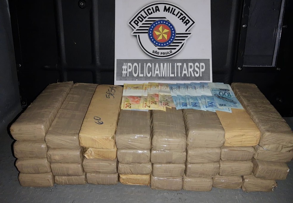 R$ 800 e 32 tijolos de maconha foram apreendidos durante a abordagem — Foto: Polícia Militar