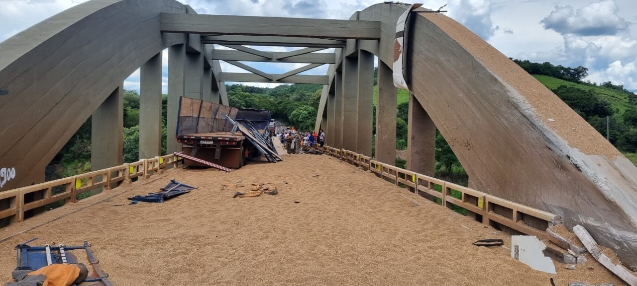 Batida de caminhão contra ponte deixa motorista ferido e interdita BR-277, em Cantagalo