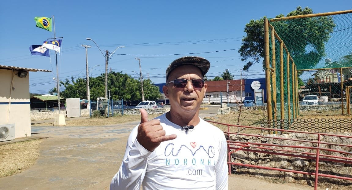 Eleitor de Fernando de Noronha que costumava ser o primeiro do país a votar chegou ao local de votação neste sábado 