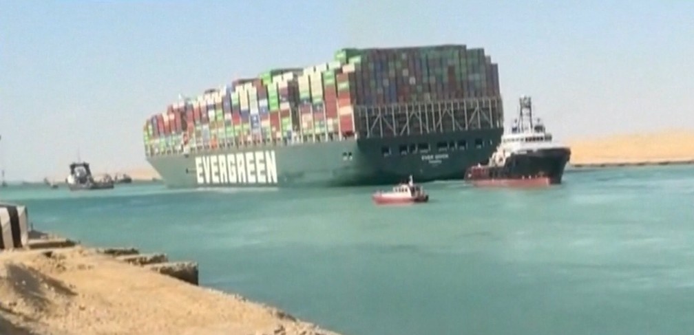 Meganavio Ever Given volta a flutuar e a navegar pelo Canal de Suez nesta segunda-feira (29) — Foto: Reprodução/GloboNews