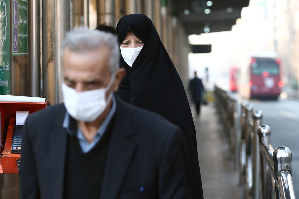 Iranianos usam máscara protetora contra o novo coronavírus em Teerã, no Irã, neste sábado (29). O país é um dos mais atingidos pela Covid-19. — Foto: Nazanin Tabatabaee/Wana via Reuters