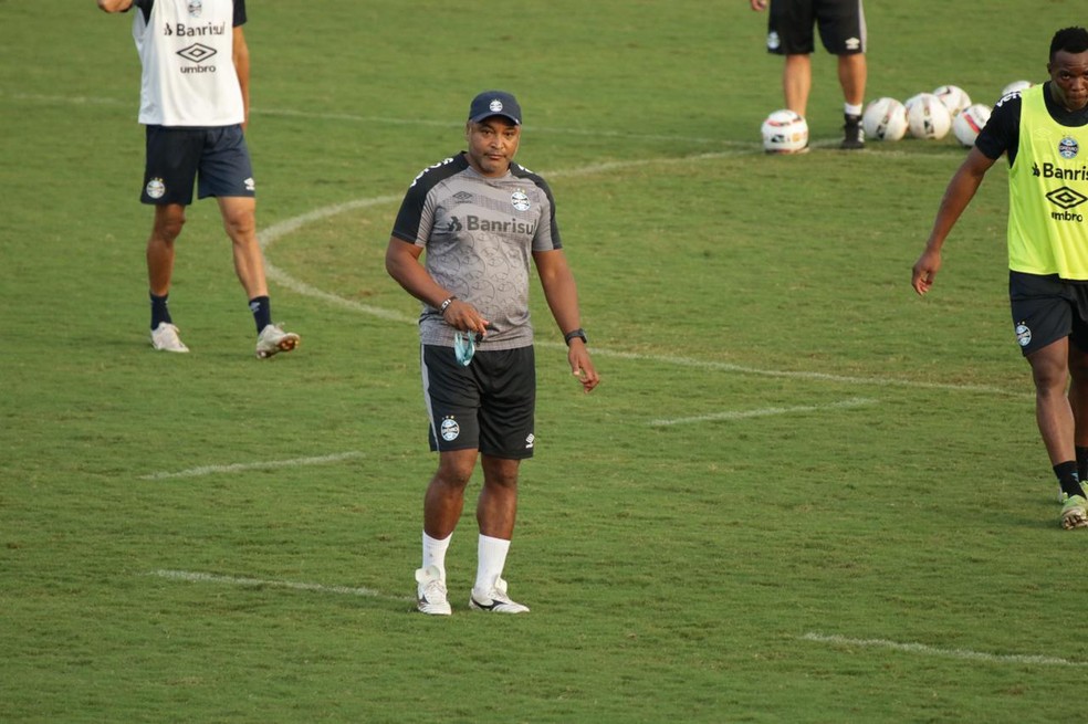 Roger em treino do Grêmio — Foto: João Victor Teixeira