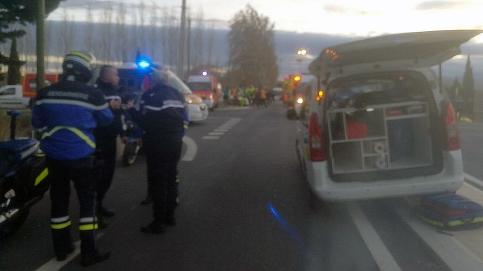 Serviços de emergência vão a local em que trem colidiu com ônibus escolar nesta quinta-feira (14) em cidade no sul da França (Foto: France Bleu via AP)
