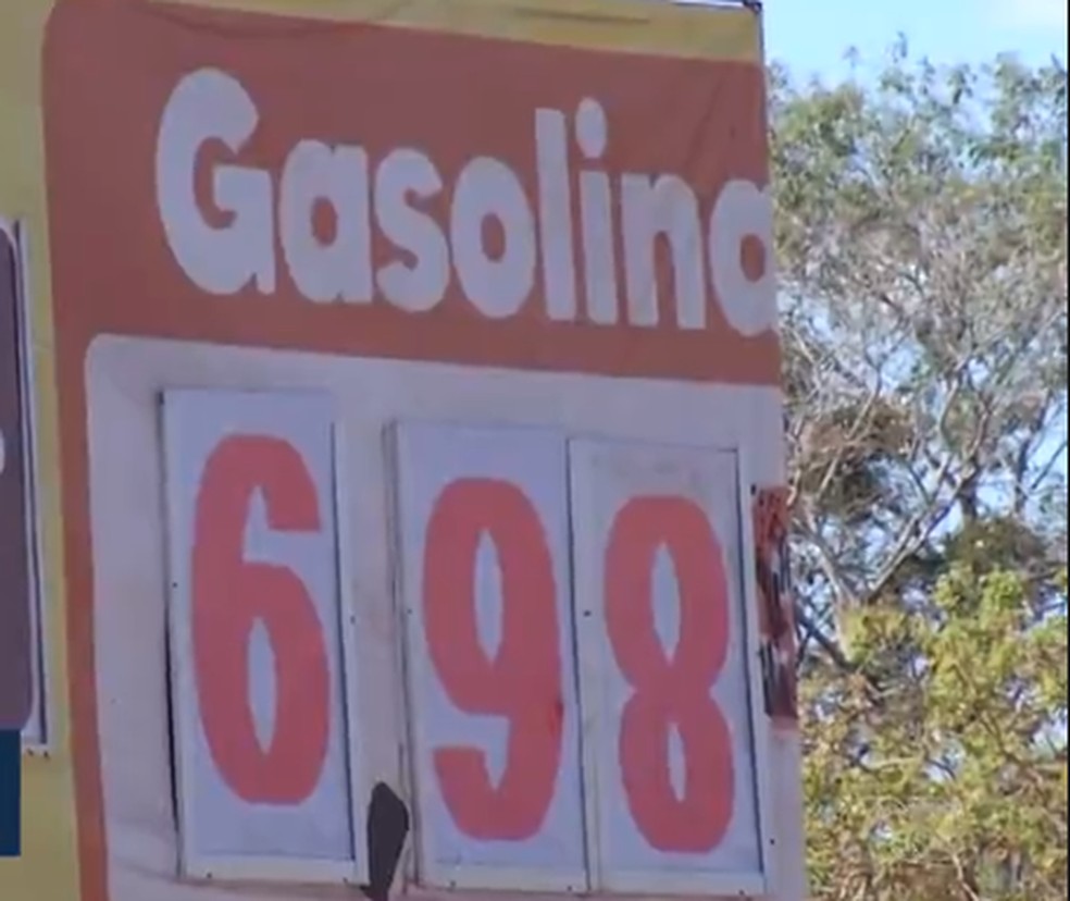 Gasolina ficou abaixo de R$ 7 nesta quarta-feira (29) — Foto: TV Anhanguera/ Reprodução