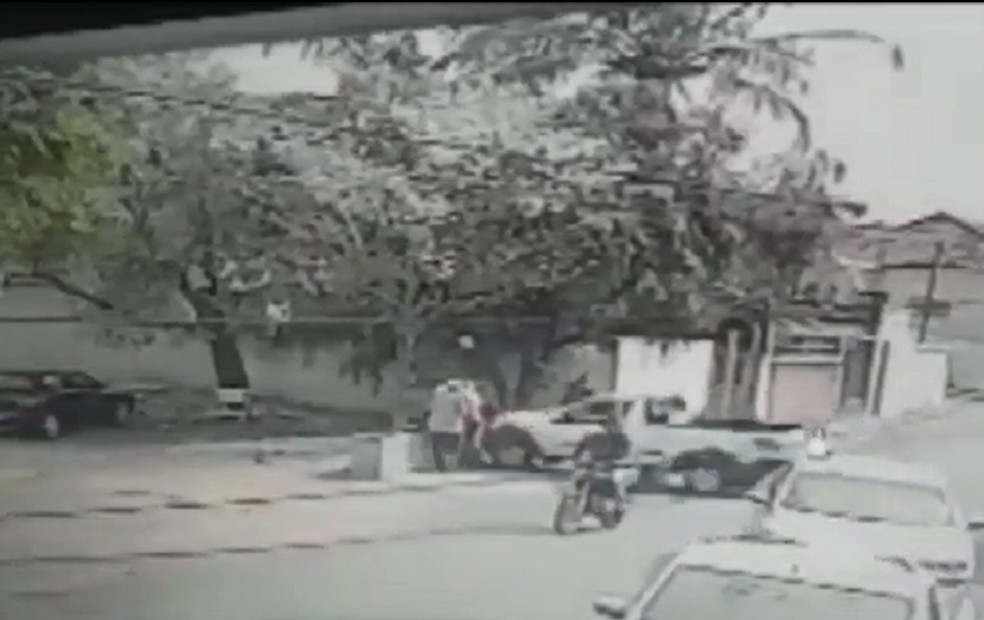 Homem perseguia moto que havia batido no seu carro momentos antes, em Botucatu (SP) — Foto: Câmeras de Segurança/Reprodução