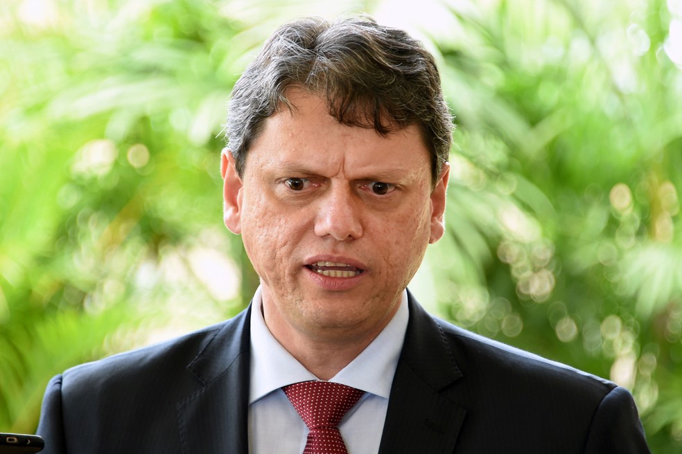 O futuro ministro da Infraestrutura, TarcÃ­sio Freitas, Ã© apresentado por Bolsonaro em BrasÃ­lia, na terÃ§a-feira (27) â€” Foto: Evaristo SÃ¡/AFP