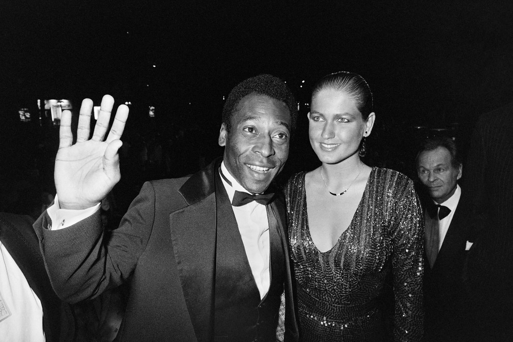 Pelé e Xuxa durante o 36º Festival Internacional de Cinema de Cannes, na França, em maio de 1983 — Foto: Ralph Gatti/AFP/Arquivo