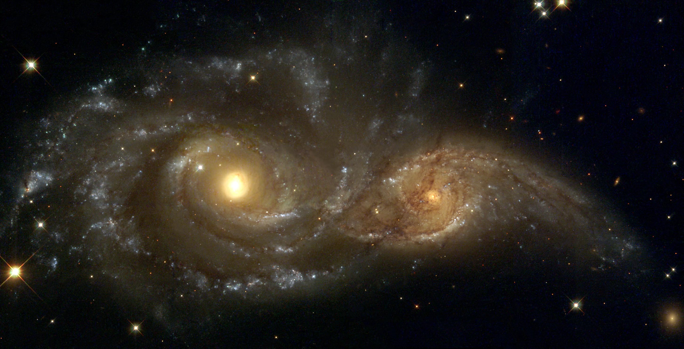 Um exemplo de colisão entre galáxias espirais (Foto: NASA / Hubble)