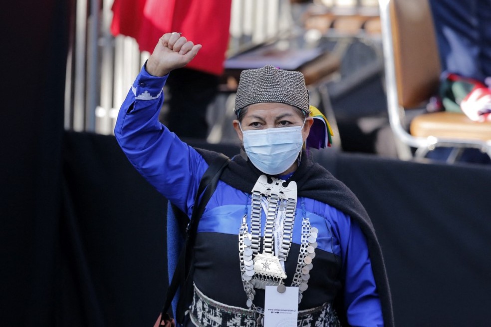 Elisa Loncón comparece ao antigo Congresso Nacional do Chile para a primeira sessão da Assembleia Constituinte, em Santiago — Foto: JAVIER TORRES / AFP