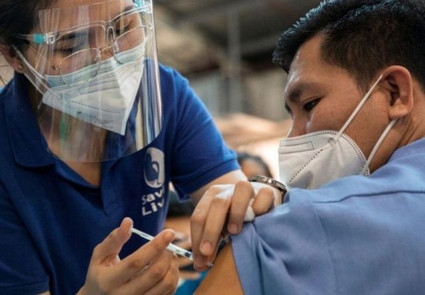 Doses de reforço parecem aumentar a proteção contra a ômicron, que, segundo estudos preliminares, pode ter mais facilidade em driblar a imunização (Foto: REUTERS via BBC News Brasil)