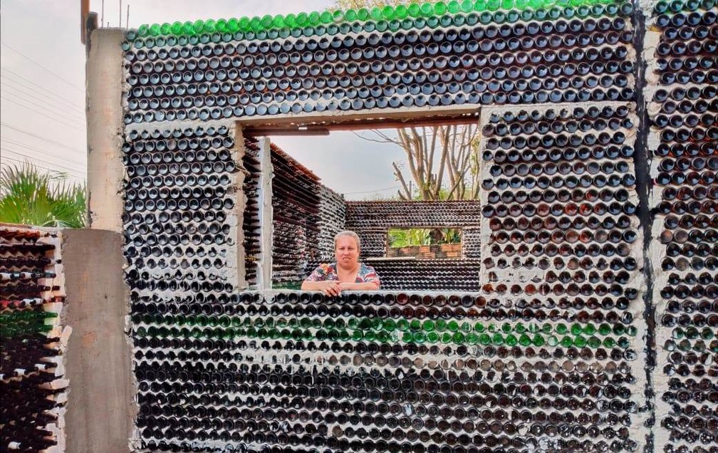 Educadora constrói casa com garrafas de vidro, em Foz do Iguaçu: 'Além de tirar do meio ambiente, vou ter meu cantinho'