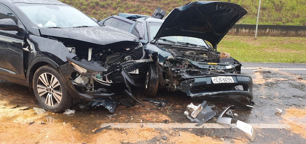 Força da batida deixou veículos destruídos em acidente no Km 111 da Rodovia dos Bandeirantes, em Sumaré (SP) — Foto: Polícia Militar Rodoviária/4º BPRv