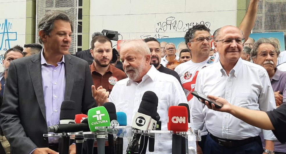 O candidato do PT, Lula, ao lado de Alckmin e Haddad durante entrevista em Guarulhos, na Grande São Paulo — Foto: Luiza Vaz/TV Globo