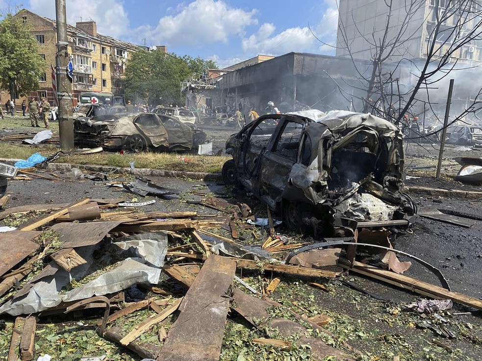 Imagem mostra carros carbonizados após ataque russo à cidade de Vinnytsia, na Ucrânia, em 14 de julho de 2022 — Foto: Serviço de Emergência da Ucrânia/via AP