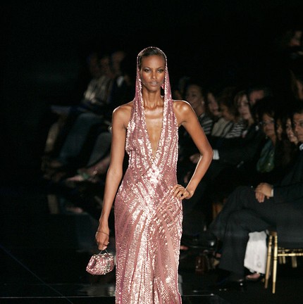 Vestido Elie Saab escolhido por Alessandra Ambrosio foi desfilado em 2005 — Foto: Getty Images