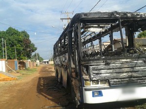 Ônibus queimado no Jardim Campo Nobre, na madrugada (Foto: Osvaldo Nóbrega/ TV Morena)