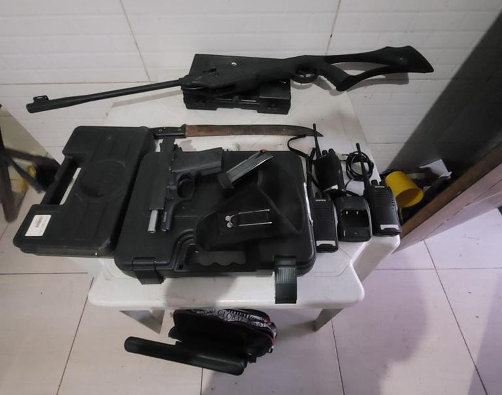 Armas apreendidas em casa onde mulher grávida e três crianças foram resgatadas de cárcere privado em São Francisco de Itabapoana, no RJ — Foto: Divulgação/Polícia Civil