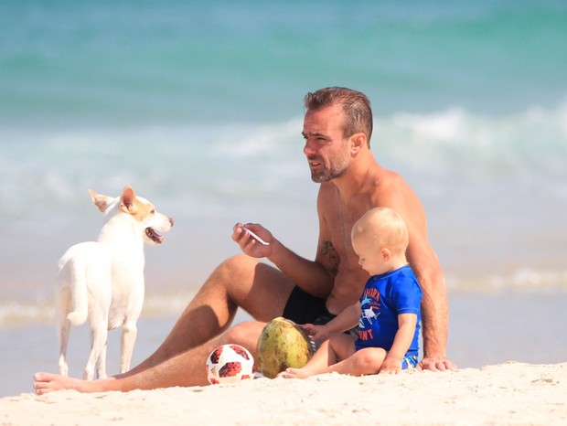 Roger Flores em dia de praia com Betina Korbes e o filho, Tom (Foto: Fabricio Pioyani/AgNews)