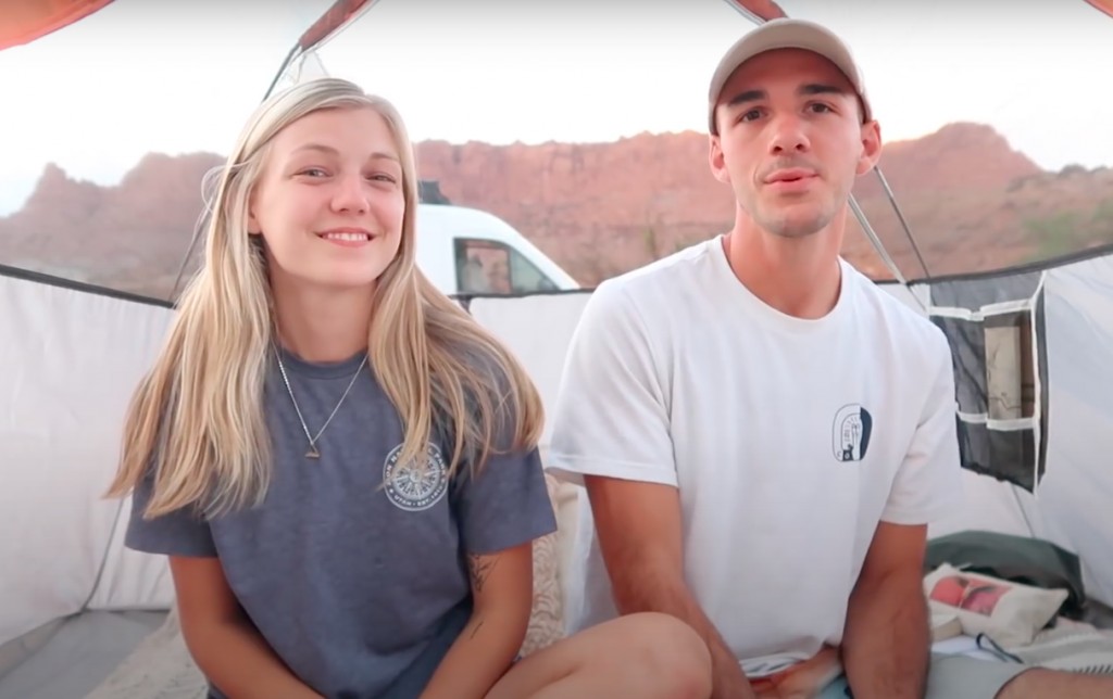 Gabby Petito e Brian Laundrie em sua van (Foto: Reprodução Instagram)