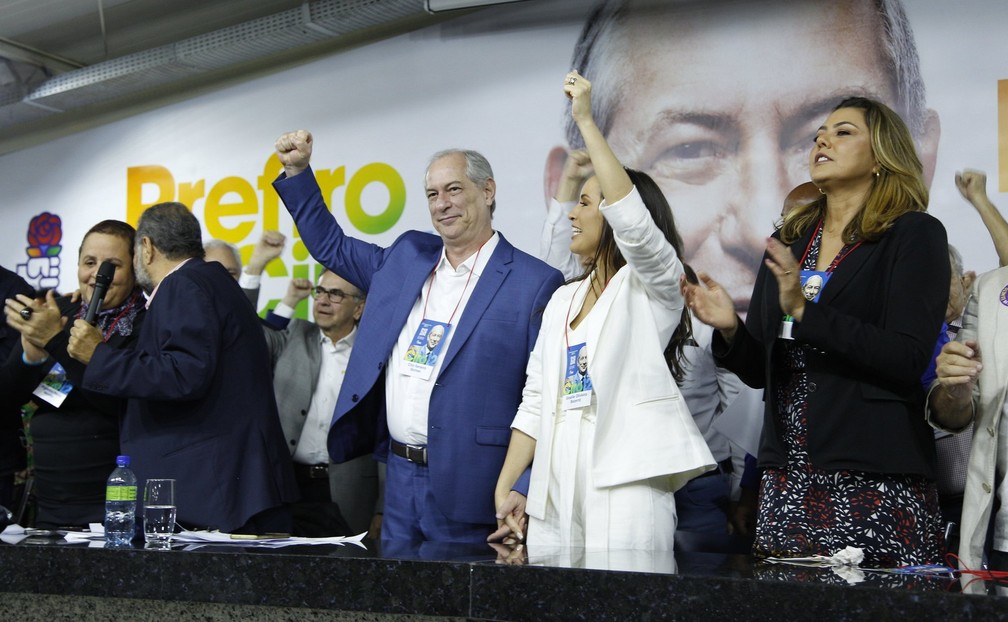 Ciro Gomes e políticos do PDT durante convenção nacional da sigla, em Brasília — Foto: PDT Nacional/Divulgação