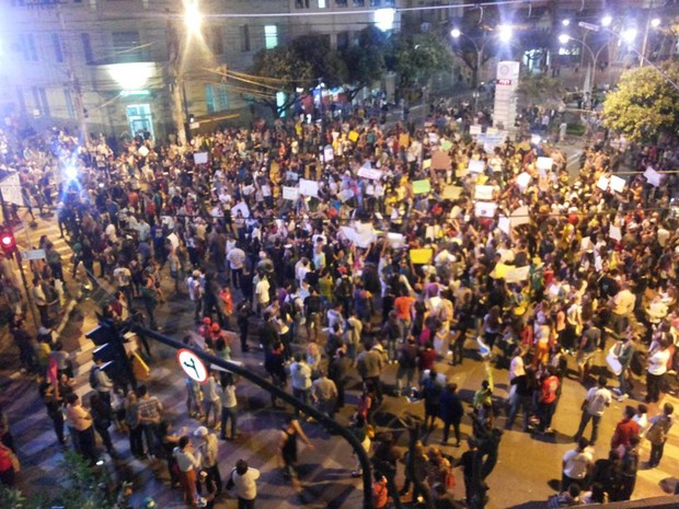 Cerca de 5 mil pessoas participaram da manifestação em Caratinga (MG) (Foto: Leandro Rodrigues Dias Pamplona / VC no G1)