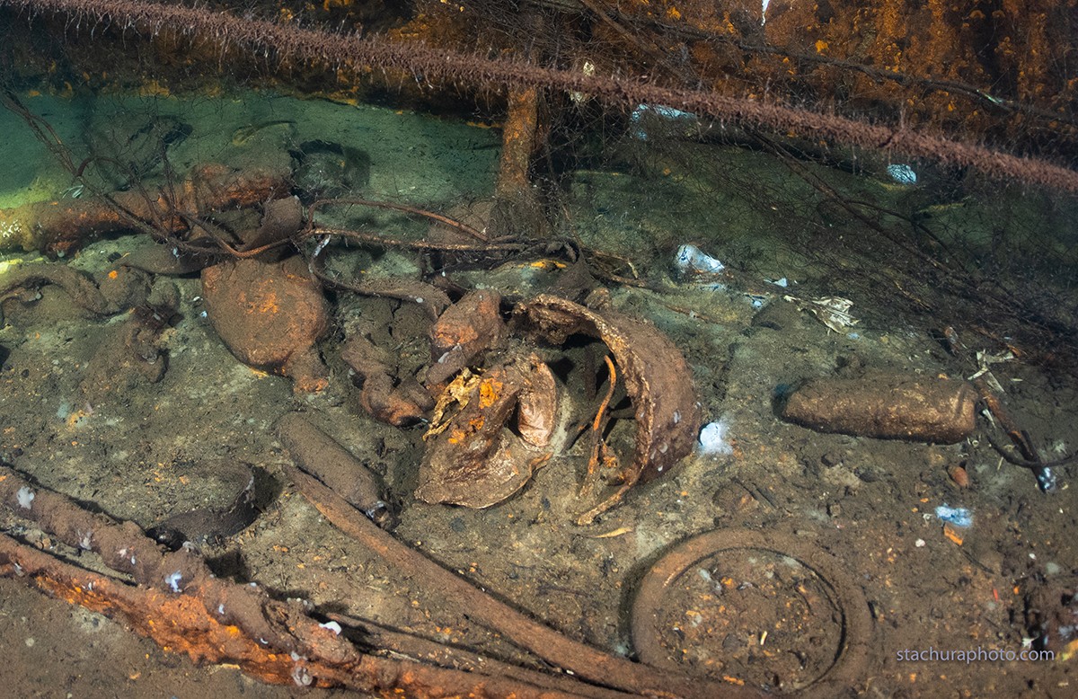 Baús e veículos são encontrados em navio nazista naufragado na Polônia (Foto: Baltictech/Reprodução)