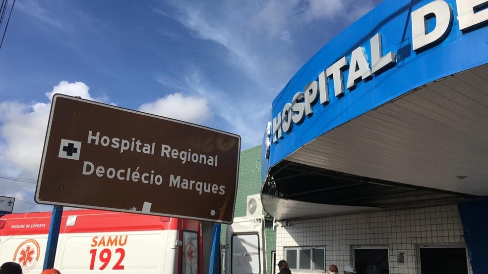 Mãe e menino foram levados para o Hospital Deoclécio Marques, em Parnamirim — Foto: Alessandro Sousa/Inter TV Cabugi