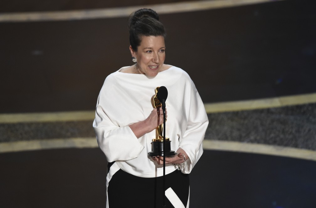 Jacqueline Durran recebe o Oscar de melhor design de figurino por'Adoráveis Mulheres' — Foto: Chris Pizzello/AP