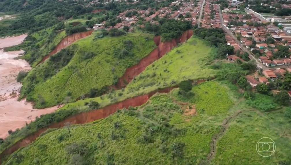 Cratera que ameaça engolir cidade no Maranhão — Foto: Reprodução JN