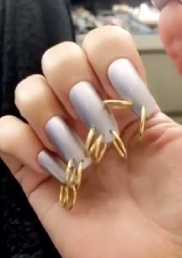 Kim Kardashian mostra unhas com piercings (Foto: Reprodução/Snapchat)