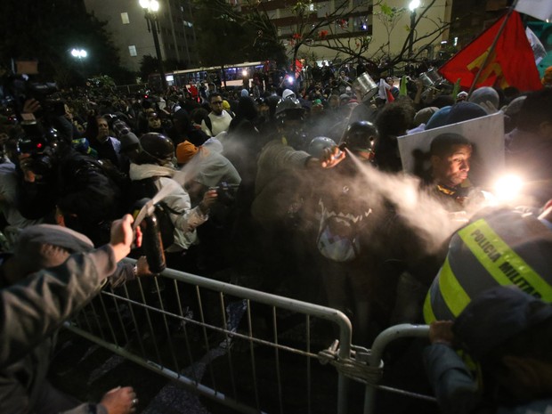 Manifestantes usam spray de pimenta contra policiais durante confusão em frente a Câmara Municipal em SP (Foto: Daniel Teixeira/Estadão Conteúdo)