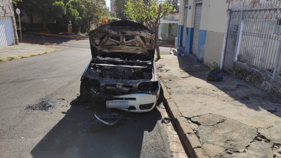 Carro pegou fogo na Rua Tenente Nicolau Maffei, em Presidente Prudente — Foto: David de Tarso/TV Fronteira