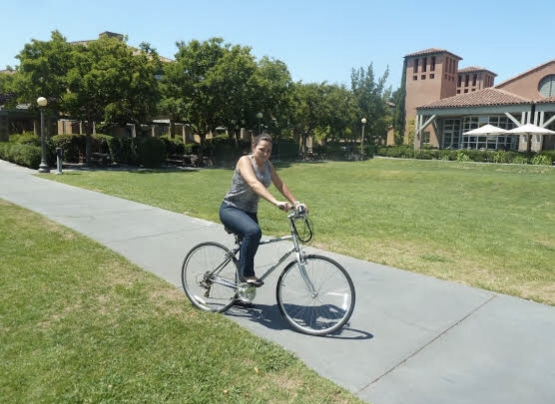 Andando de bicicleta, pelo campus (Foto: Fernanda Lopes de Macedo Thees)