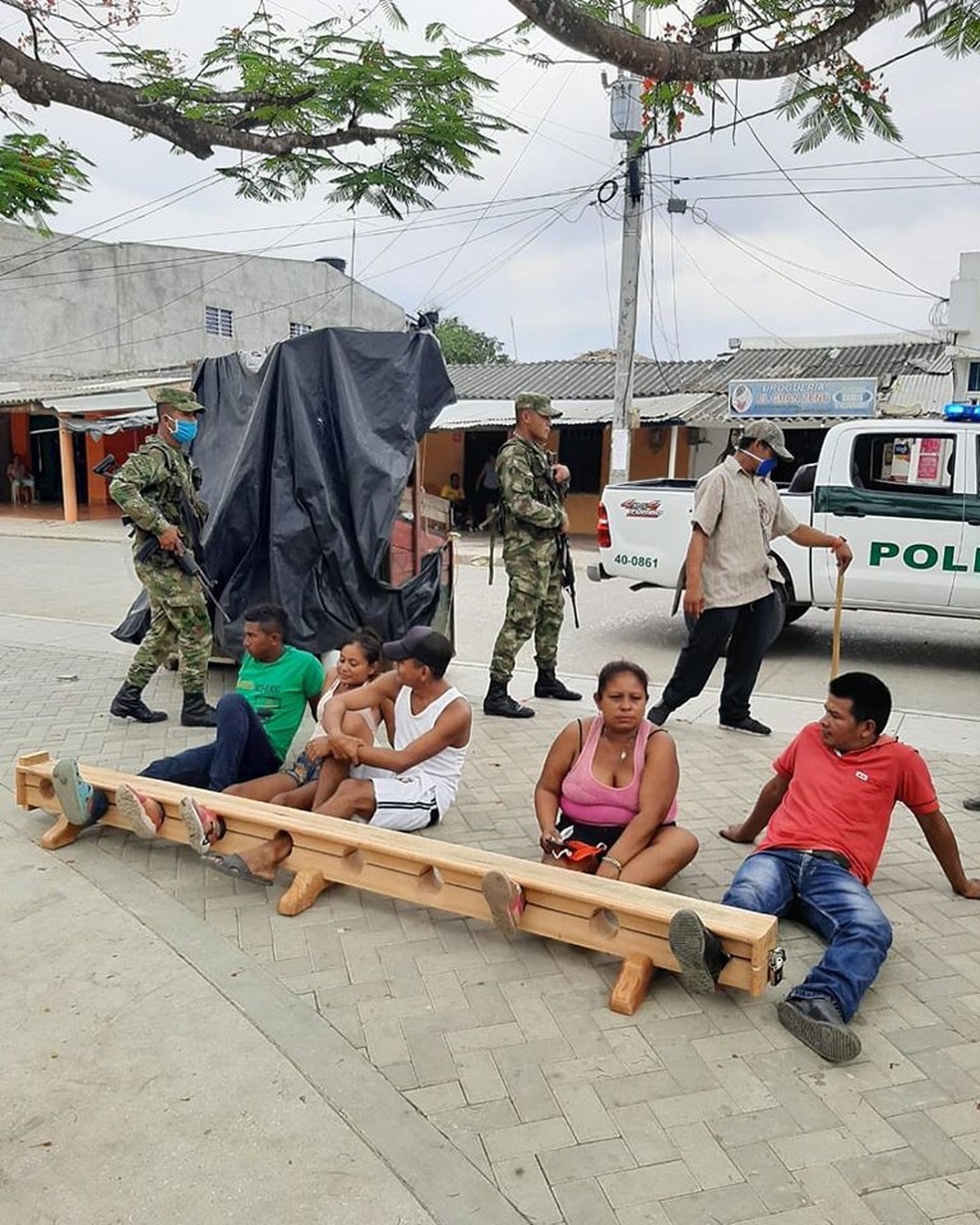 Pessoas que violaram a quarentena em Tuchin, na Colômbia, são presas pelos pés — Foto: Reprodução Facebook