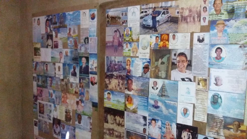 Entre os santinhos, o cedrense guarda a foto do governador Marcelo Déda, falecido no ano de 2013 — Foto: Anderson Barbosa/G1 SE