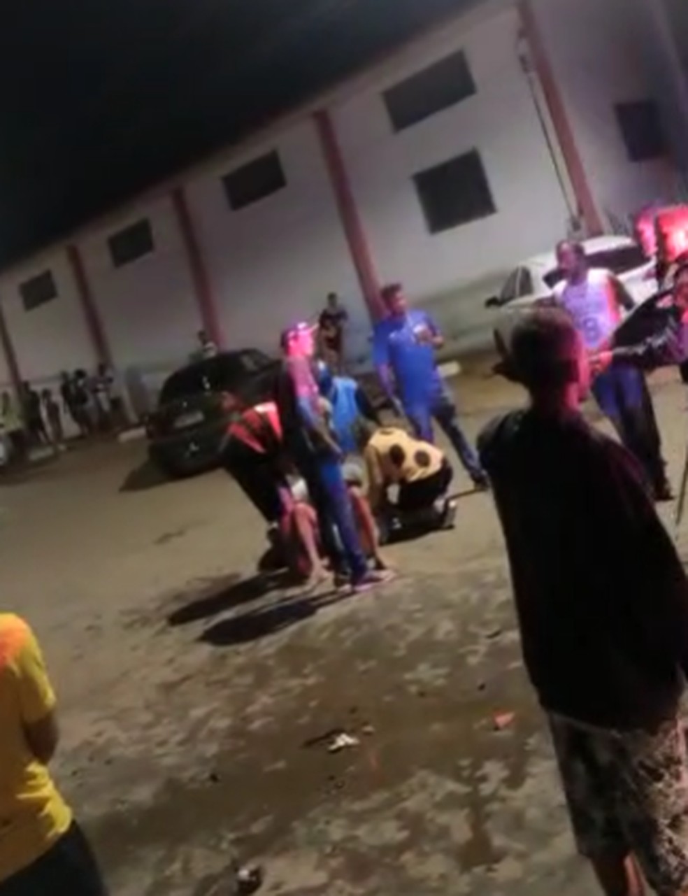 Moradores arremessaram garrafas de vidro no carro da PM — Foto: Reprodução