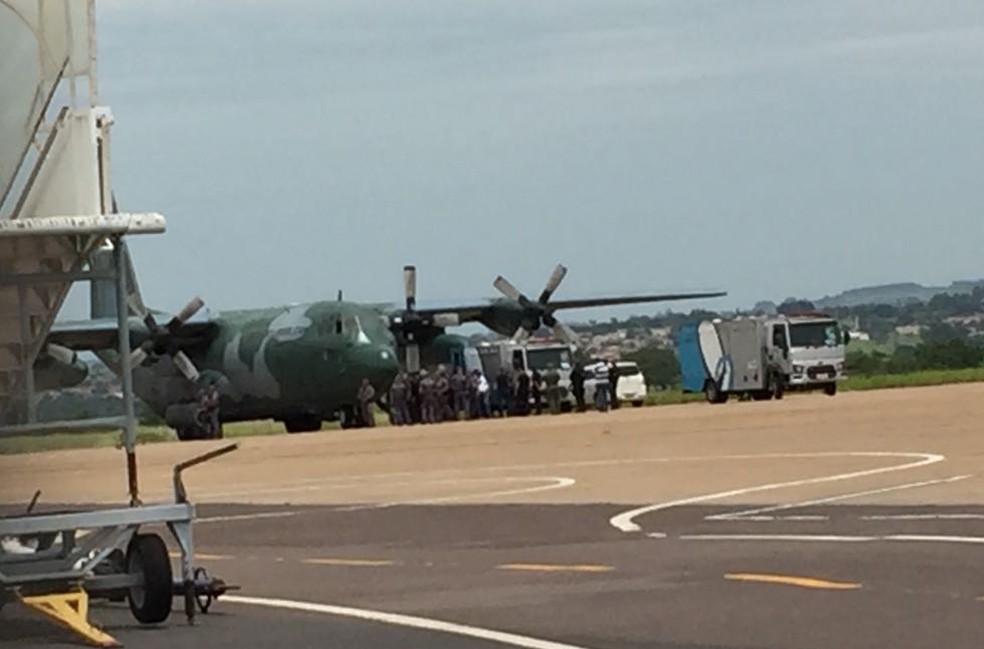 Presos foram transferidos em um avião da Força Aérea Brasileira (Foto: Júnior Paschoalotto/TV Fronteira)