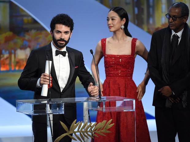 O diretor libanês Ely Dagher discursa ao lado da atriz chinesa Zhou Yun e o diretor mauritano Abderrahmane Sissako, depois de receber o prêmio de curta-metragem (Foto: Anne Christine Pojoulat / APF)