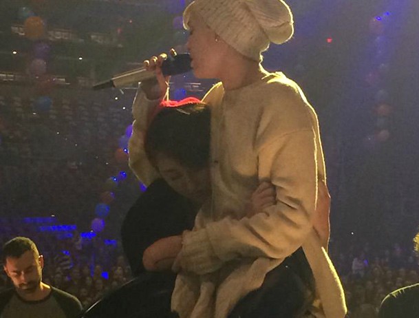 Miley Cyrus é consolada pela irmã, Noah, ao cantar pela morte do cachorro Floyd. (Foto: Reprodução)
