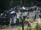 Ônibus capota e deixa mortos na Mogi-Bertioga, em SP; FOTOS